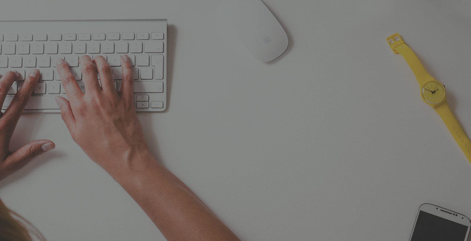 Mains tapant au clavier